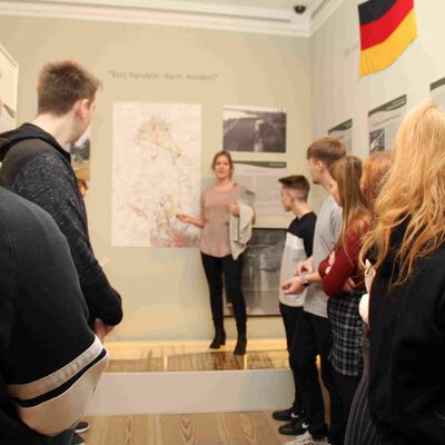 Museumspädagogin Lea Hentschel führt Schülerinnen und Schüler durch das ReMO - Regionalmuseum Oberhavel.