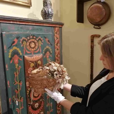 Lea Hentschel zeigt ein Ausstellungsst&uuml;ck im ReMO - Regionalmuseum Oberhavel