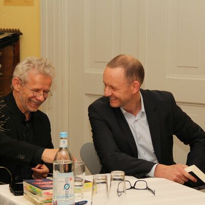Bernd Hesse (links im Bild) flachst mit Kulturdezernent Matthias Rink.