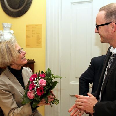 Kulturdezernent Matthias Rink hatte Blumen für Schriftstellerin Franziska Steinhauer.