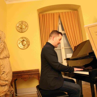 Vincent Kliesch spielte auch Klavier im ReMO.