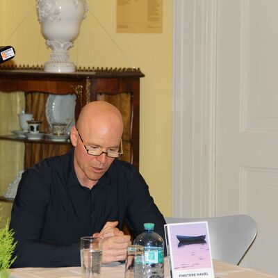 Tim Pieper las im voll besetzten ReMO - Regionalmuseum Oberhavel aus seinem aktuellen Krimi "Finstere Havel".