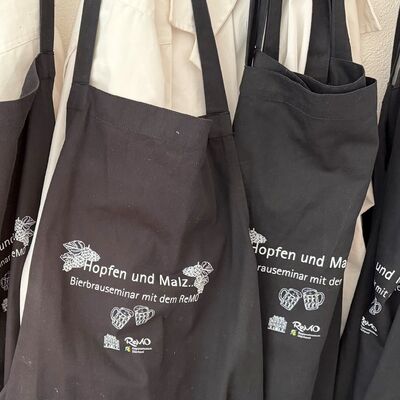 Sch&uuml;rzen f&uuml;r das Bierbrauseminar