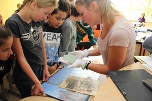 Museumsp&auml;dagogin Lea Hentschel bei der Torhorst-Projektwoche