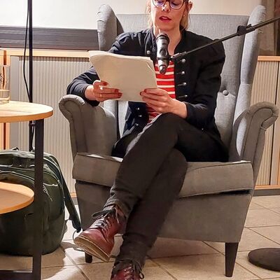 Anne van Ares liest.